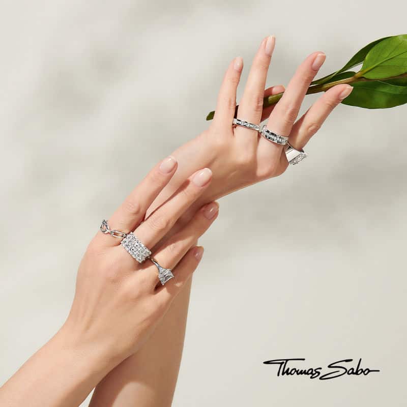 Elegant hand with sparkling Thomas Sabo jewelry from the Heritage Collection.