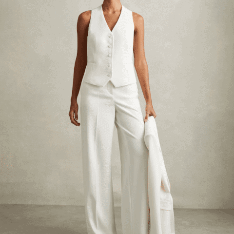 Stylish white jumpsuit ideal for New Year's Eve parties, offering a chic and comfortable look for fe.