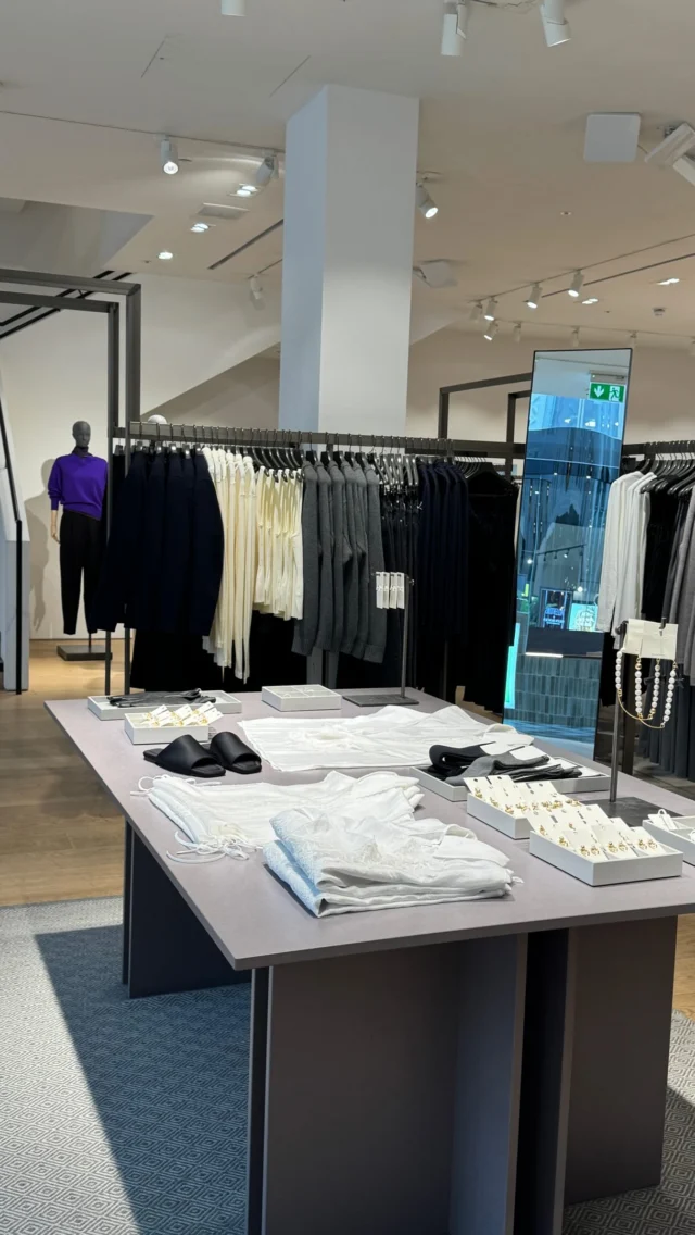 The @cosstores Autumn Winter collection is now live, discover timeless style and gorgeous cashmere.

Visit their Victoria Gate store✨