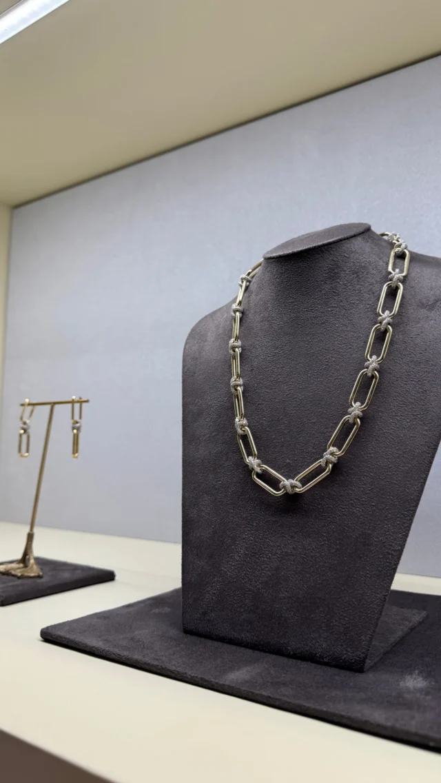 Leeds, @annoushkajewellery has arrived in Victoria Quarter💎

Discover beautiful jewellery and your next forever piece- not forgetting their incredible diamond compass!

Pop in and say hello to the team in Victoria Quarter.