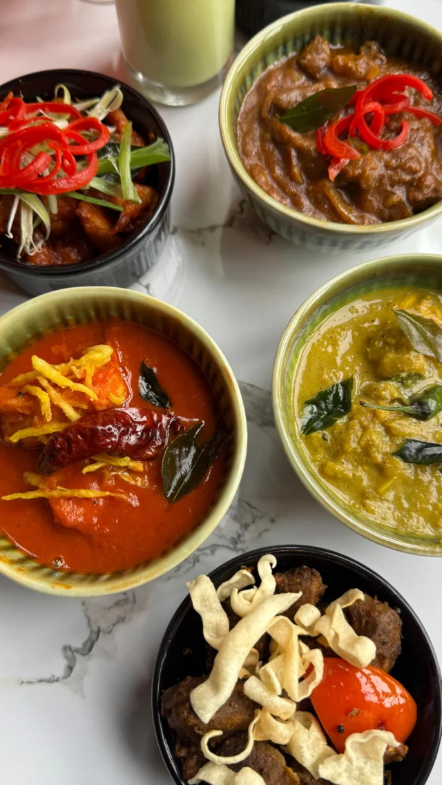 Rooftop season is on its way🌅

@uyare.leeds has launched their new Summer menu, and it’s even better than we could’ve imagined! 

From Masala Fried Cauliflower, Marinated King Prawns and signature curries, every dish is crafted to be shared, savoured and paired with one of their new cocktails 🍸 

Golden hour has never looked better at @uyare.leeds ! Book through the Uyare website✨