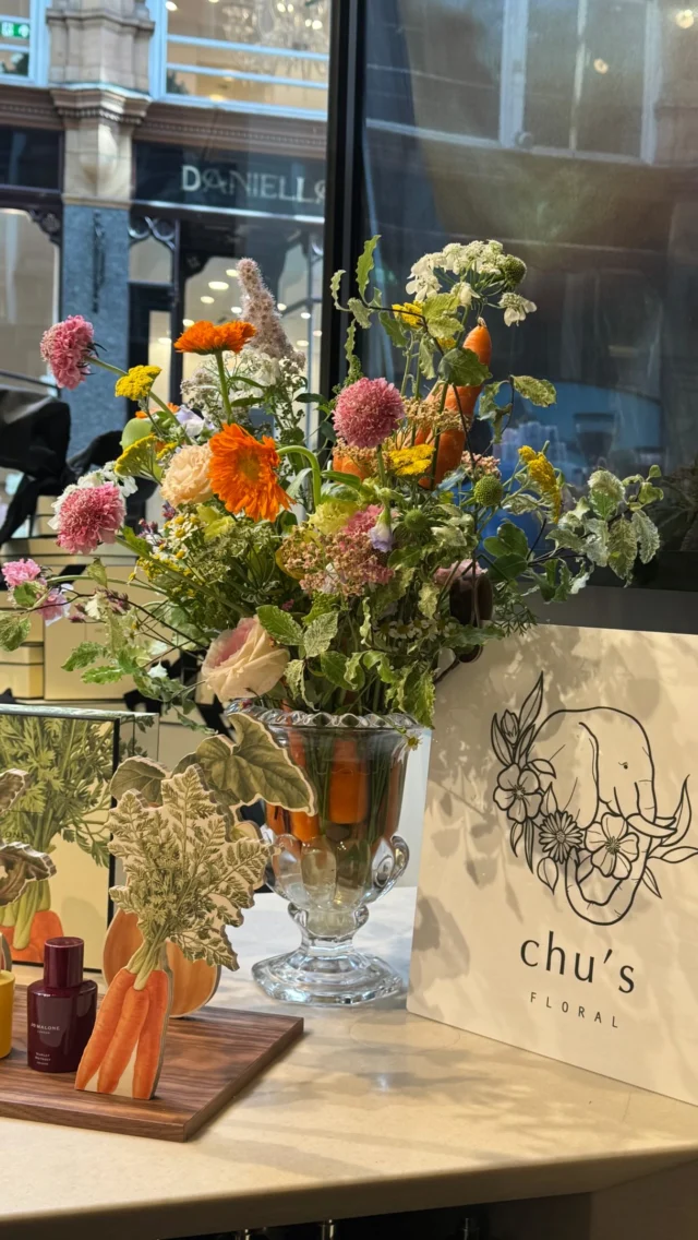 Fancy a floral masterclass today? 🥕💐

Final slots available at 3.30pm today at @jomalonelondon to celebrate their gorgeous new Veggies campaign, join them for a floral table centrepiece masterclass with floristry by @chusfloral and juices by @olive_rye_official 

✨Link in bio to book!