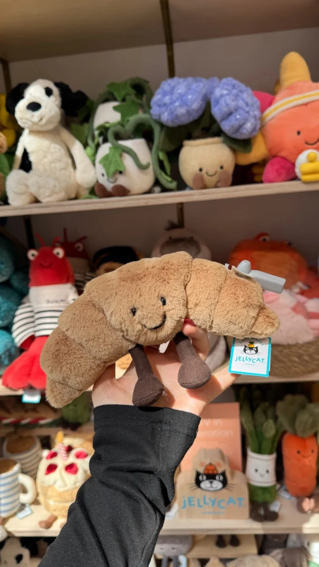 We have news… @jellycat has landed inside @lisaangeluk ! 🧸

Find their Jellycat Space Collection in their Victoria Gate store, alongside an exclusive pop-up this weekend between Saturday 27th- Sunday 28th June!

Which Jellycat is your favourite? 🥐