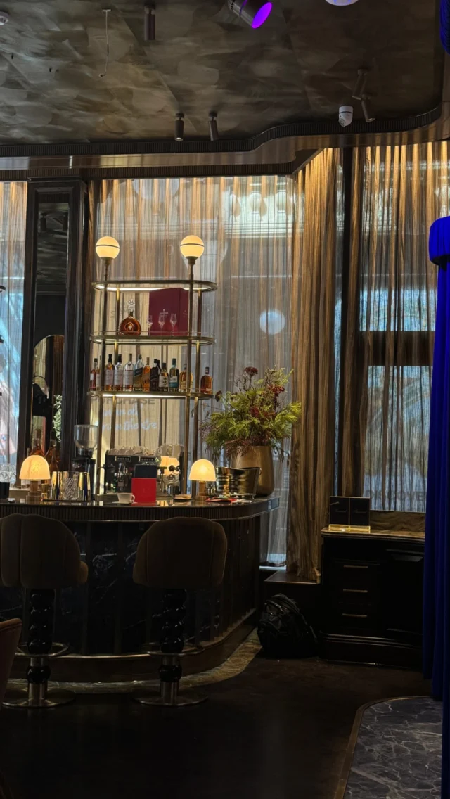 Leeds, welcome to the new era of @thecutandcraft 💙

Now open, step into The Cut & Craft’s £1.5 million Victoria Quarter expansion.

Discover two beautiful new private dining spaces, Afternoon Tea and a gorgeous bar featuring live music and special moments. Not forgetting that secret dome viewing point to the mezzanine!

Book your experience through the link in our bio 🍸